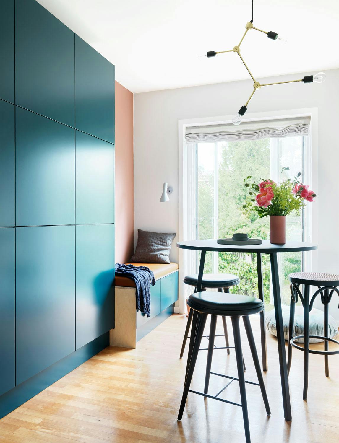 Rommet etter oppussingen lite rom med masse oppbevaringsplass